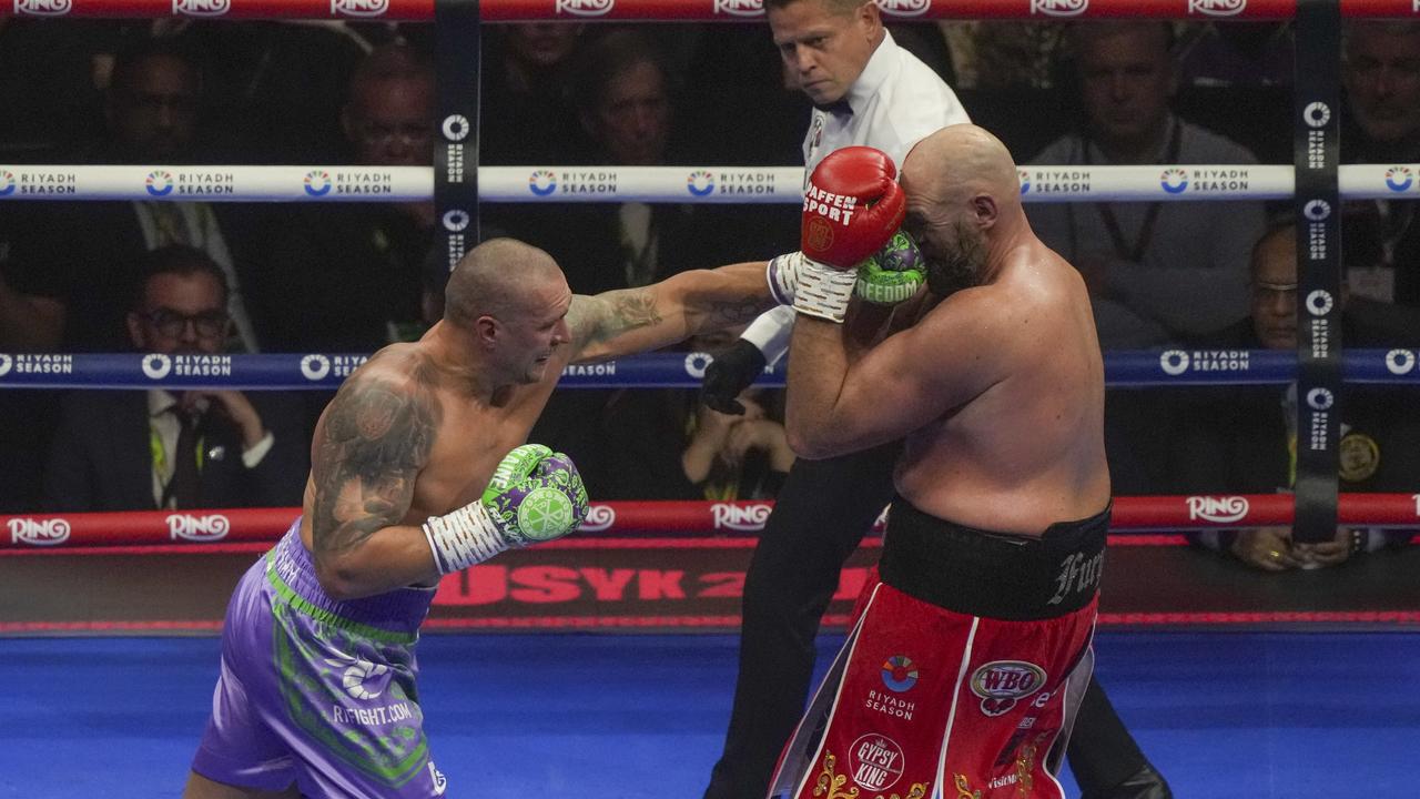 Usyk lands a left-handed blow on Fury's face