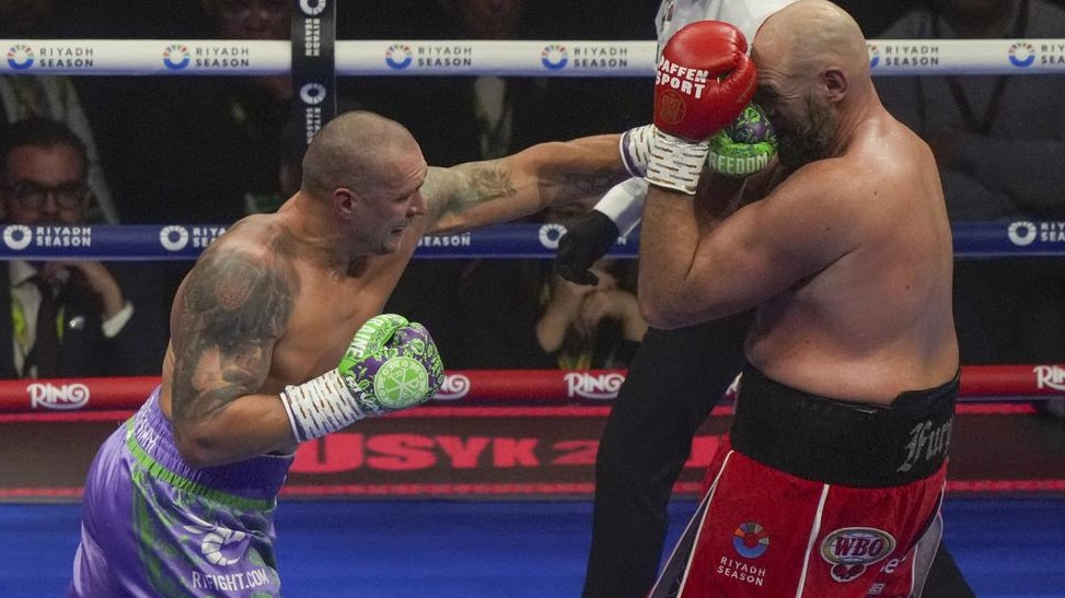 Usyk lands a left-handed blow on Fury's face