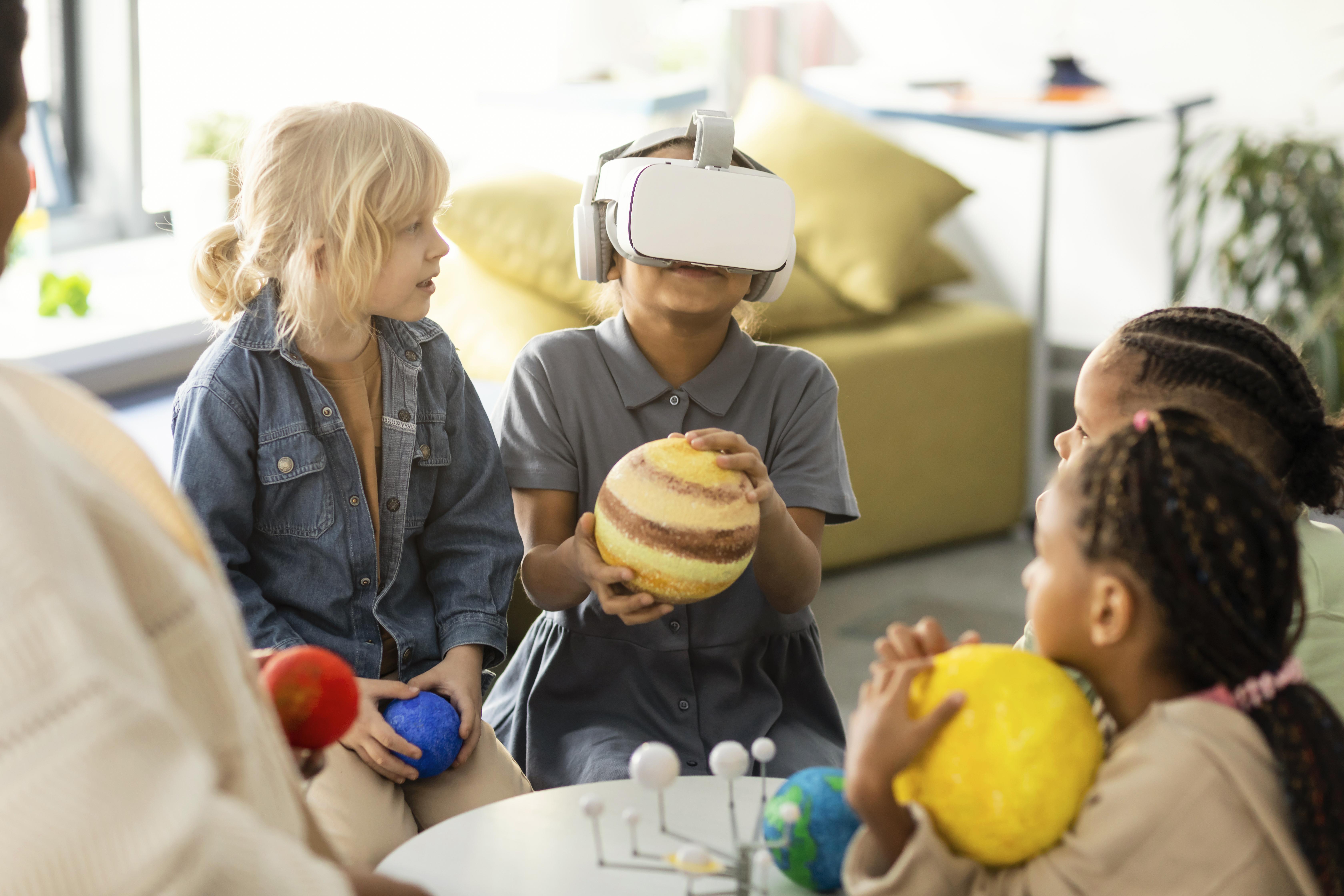 kids-learning-about-universe