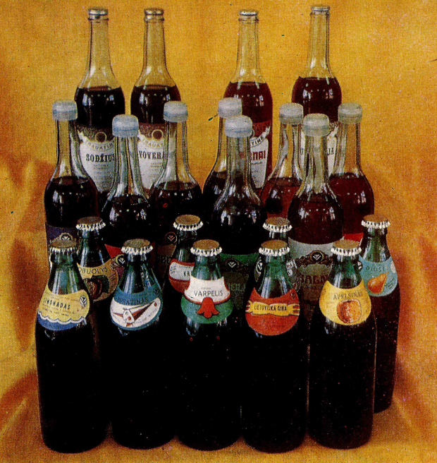 Archyvinė nuotrauka 1980 metų. Matomi įvairių sulčių gėrimų buteliukai.