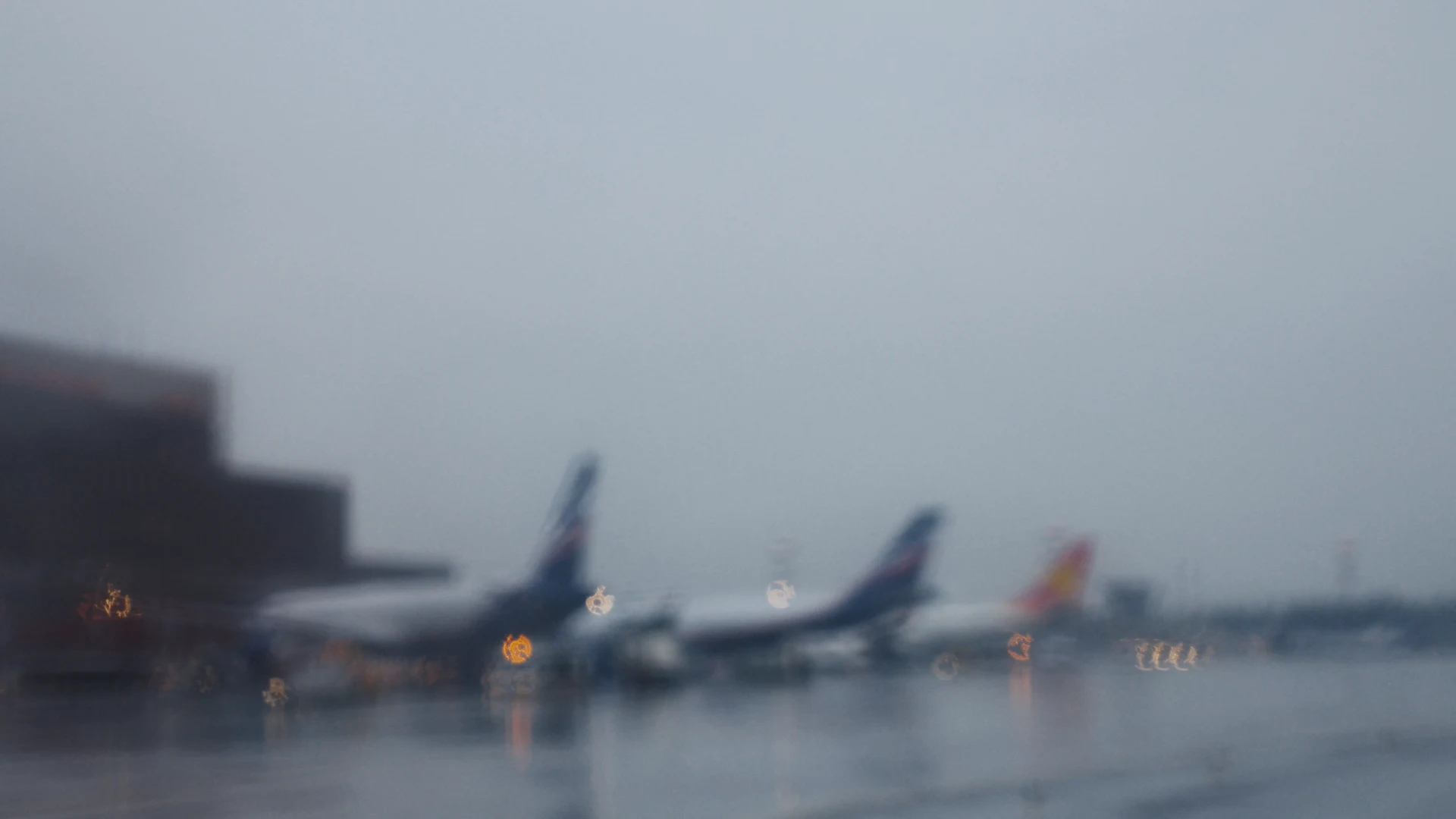 airplanes airport blurred parked (1)