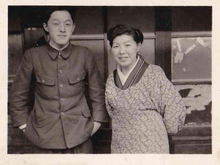 ①西村新一郎１５歳ころ母親と