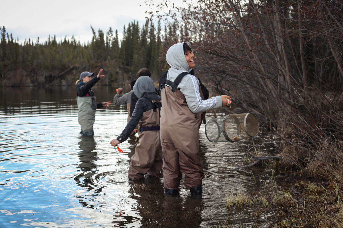 Alaskan Elementary students release salmon fry (4)