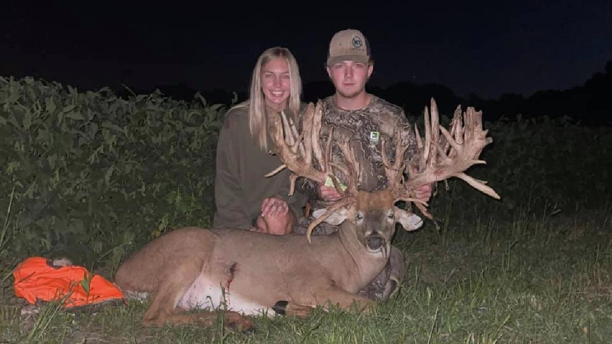 Kansas Hunter Arrows Escaped Game Farm Buck North Carolina Hunting   Blake Keating Buck   Feature 