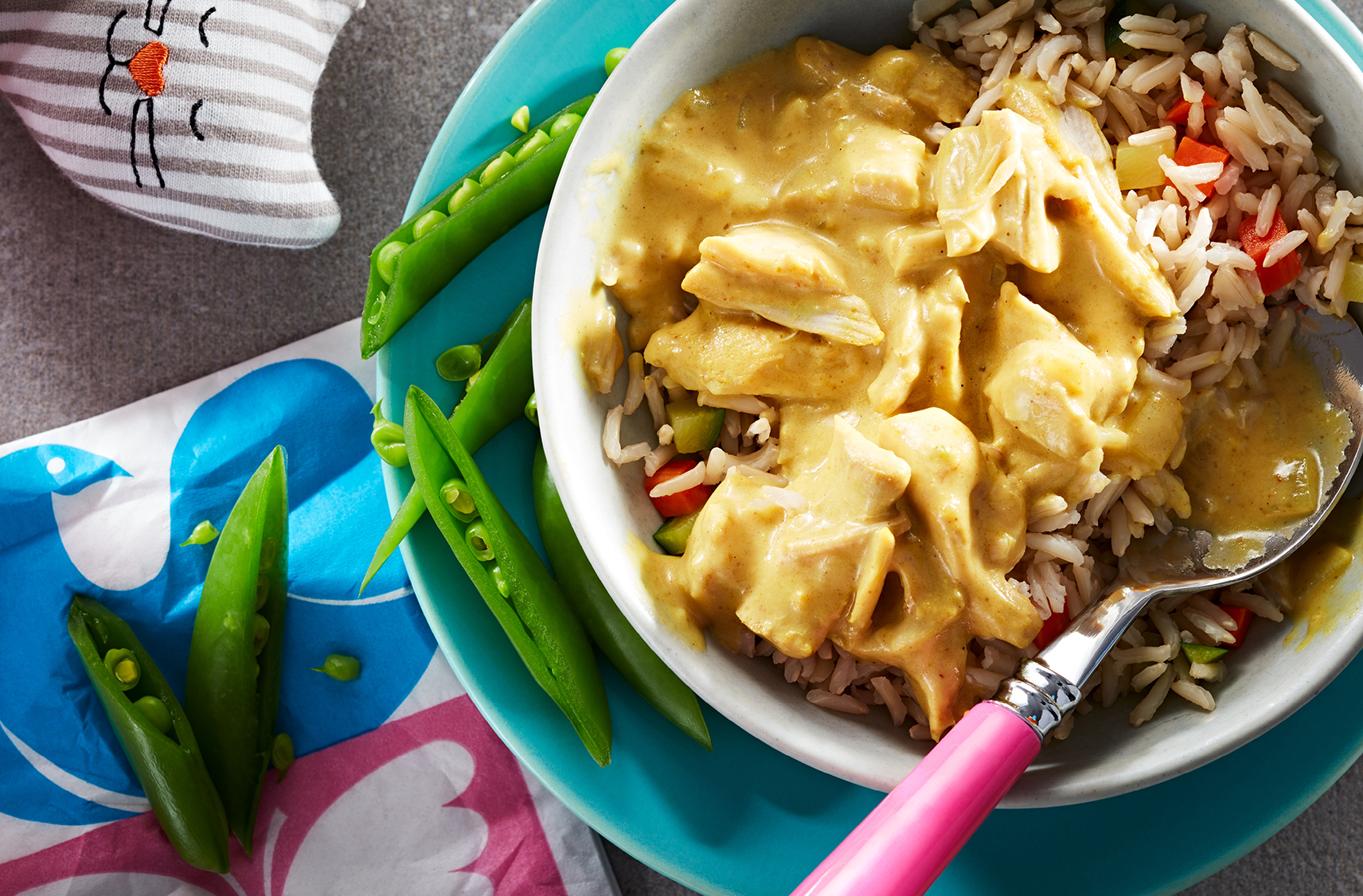 Un bol de riz accompagné de cari au poulet à la mangue