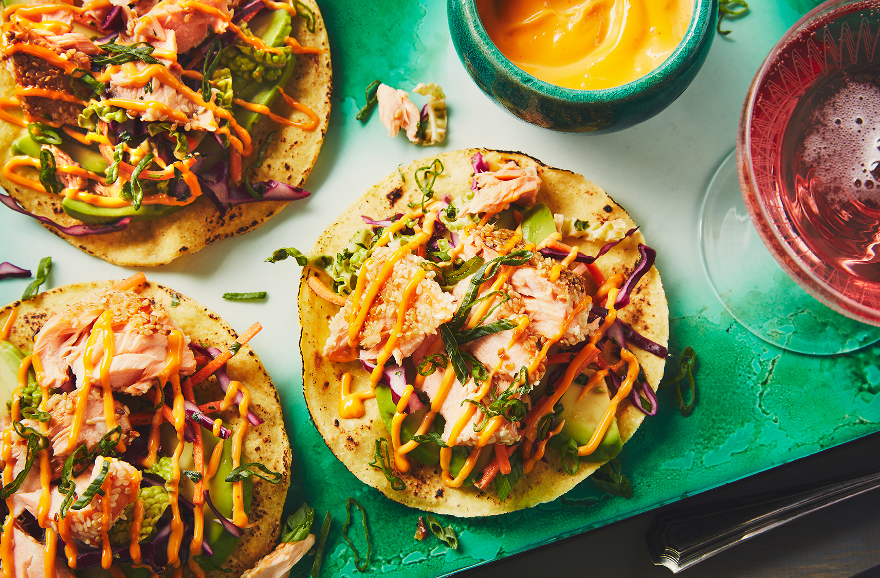 Tres tostadas garnies de saumon, de salade de chou et de mayo sriracha