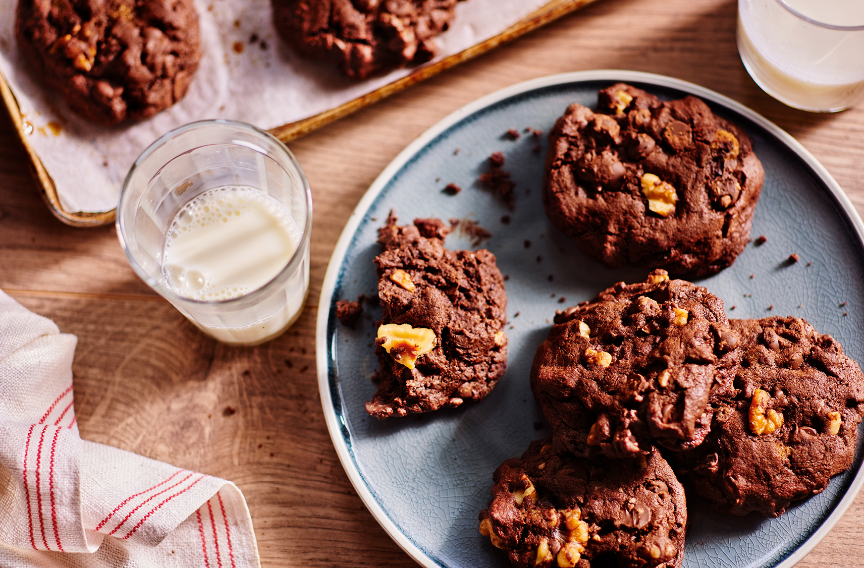 Sur une assiette, quelques biscuits double chocolat aux noix sans gluten