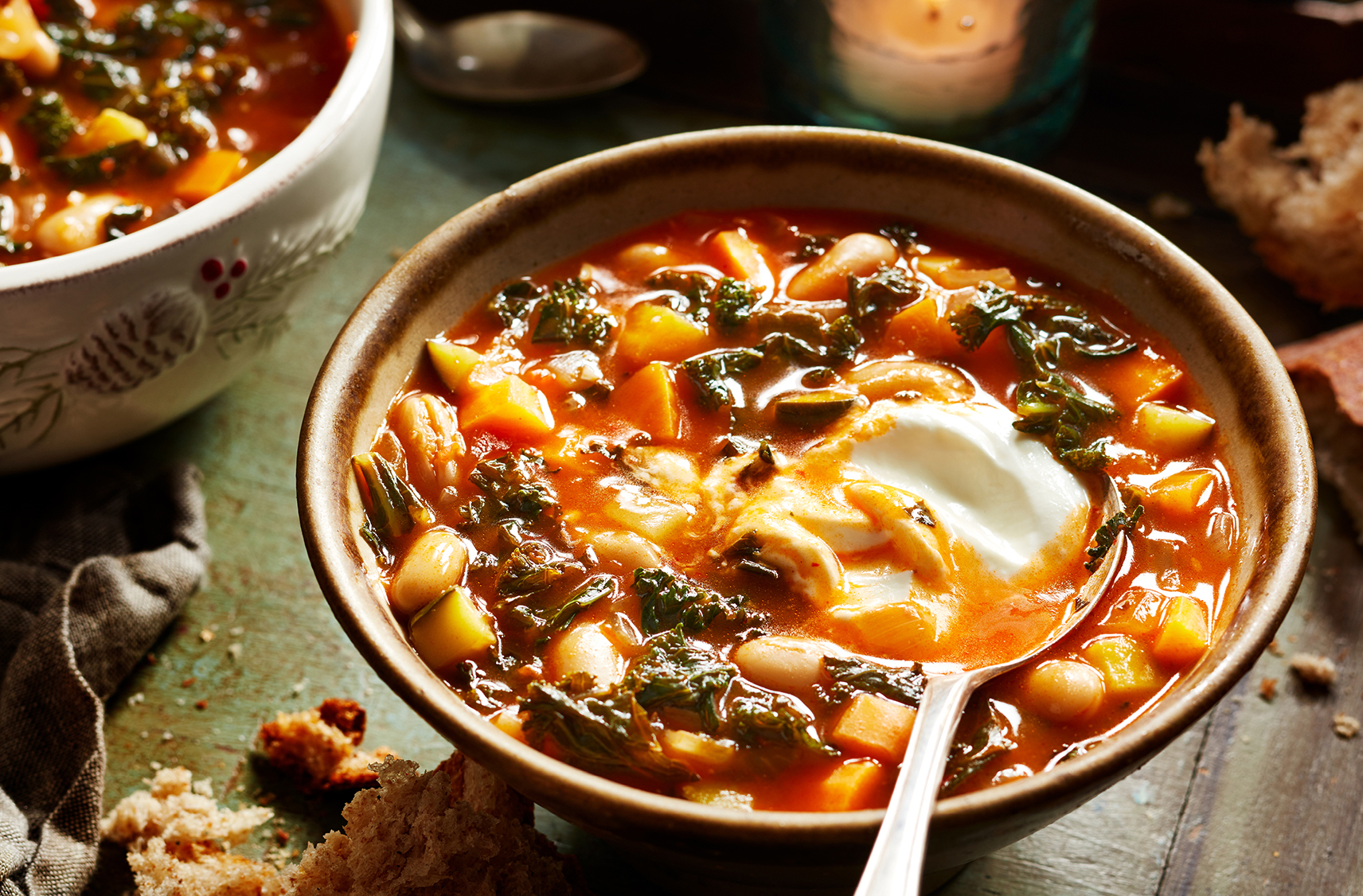 Un bol de soupe de haricots à la tunisienne garnie de crème sure
