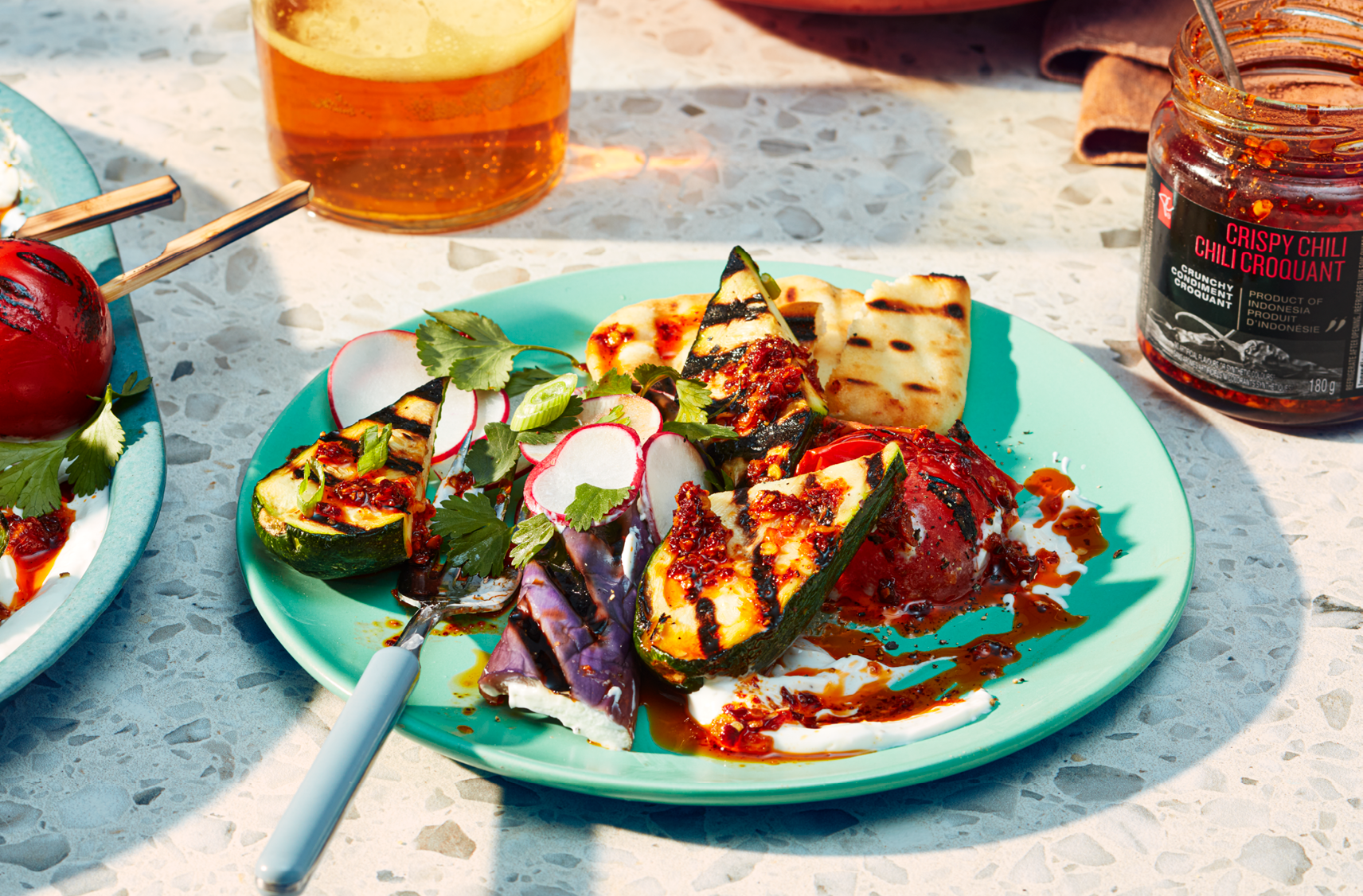 Une assiette de légumes grillés arrosés de Chili croquant PC Collection noire à base de piments bien piquants et d'ail croquant.