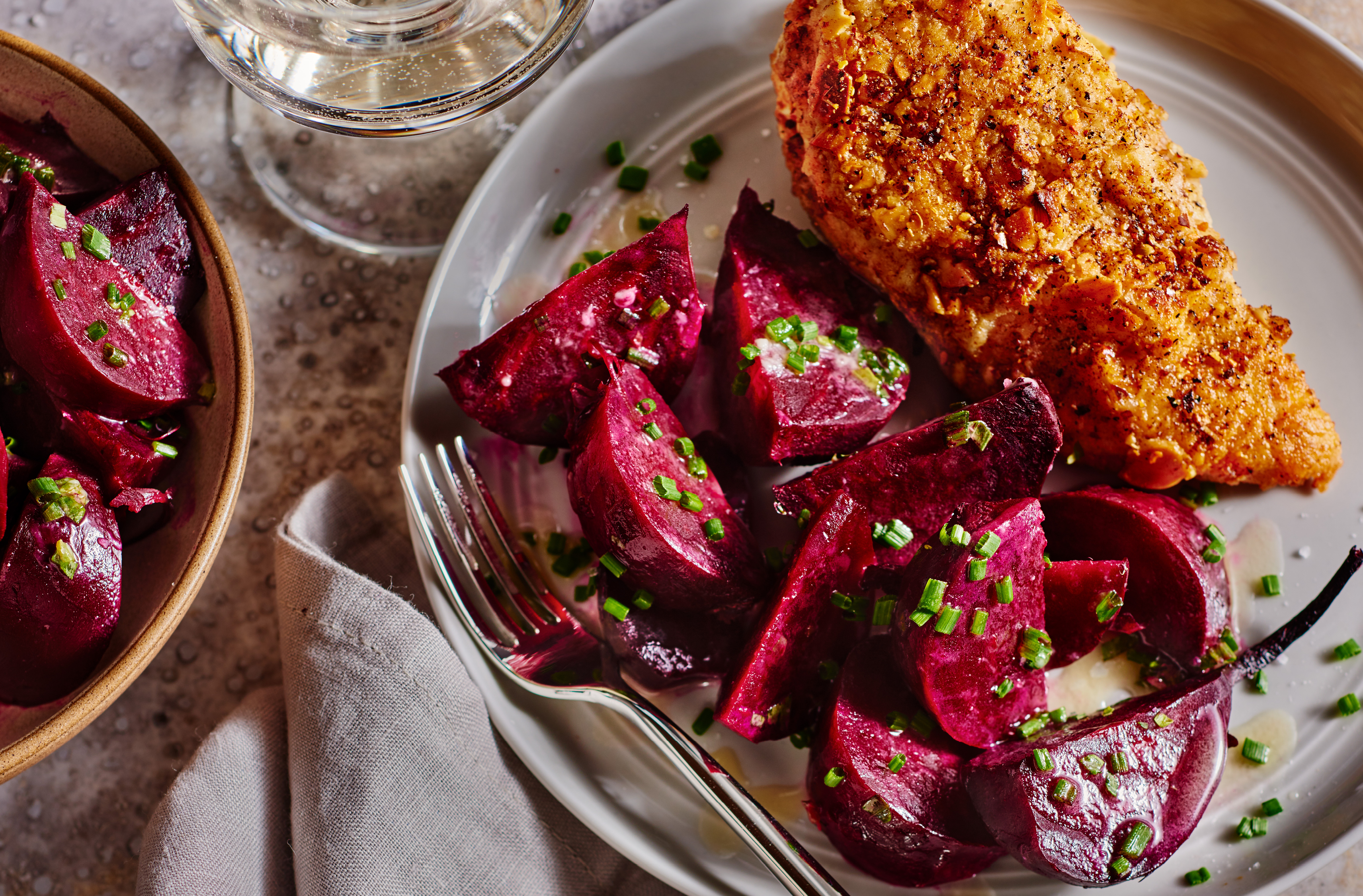 Des betteraves rôties enrobées d'une tartinade à l’estragon, à la ciboulette et à l’ail servies avec du poulet frit
