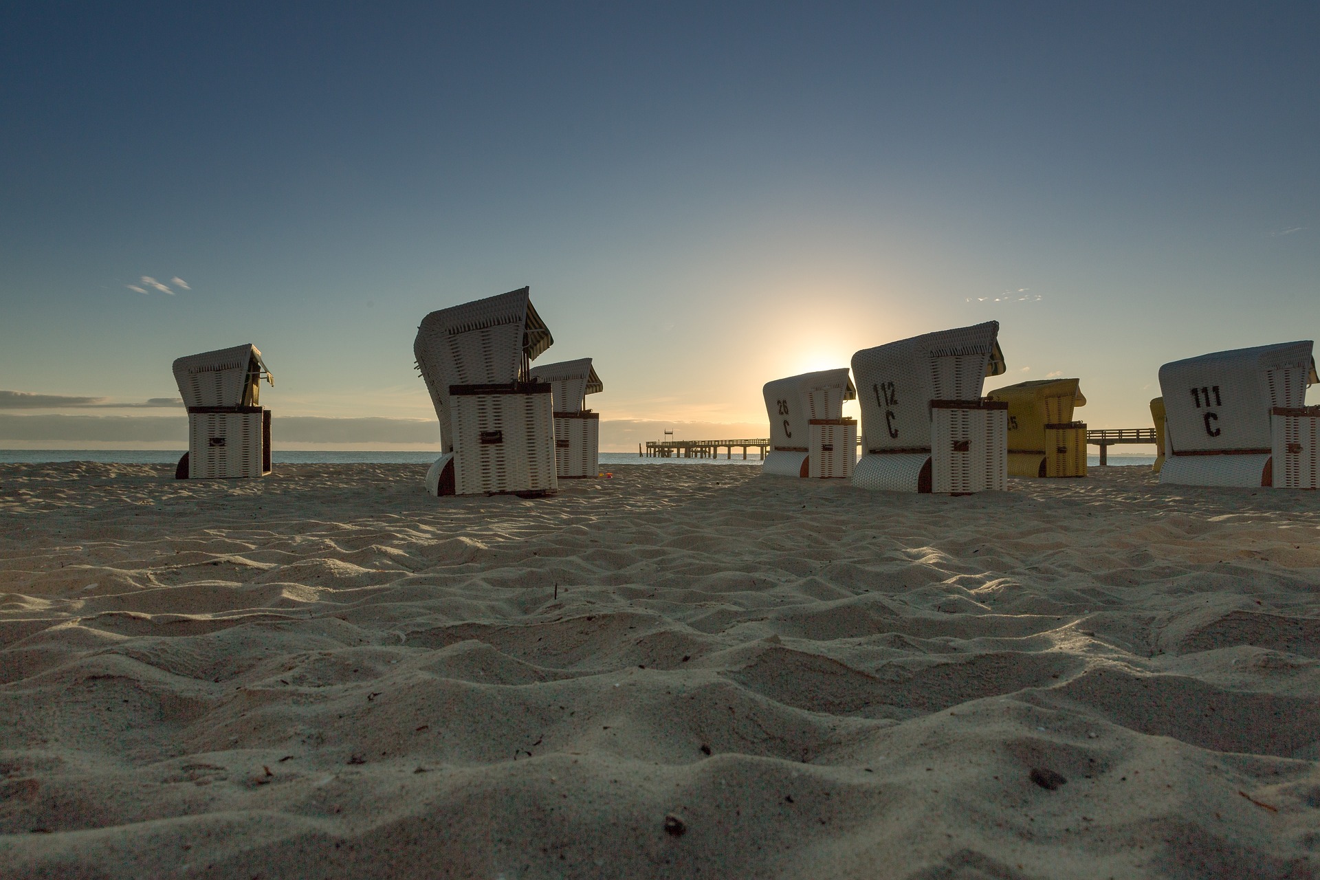 Ein Strandkorb kommt selten allein: Urlaub an der Ostseeküste
