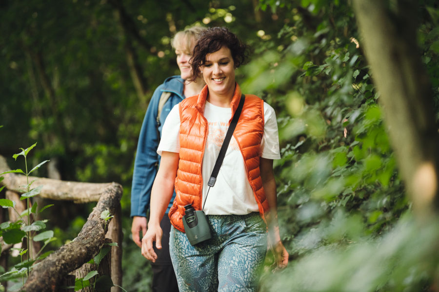 The fun of exploration – how the SWAROVSKI OPTIK dG turns everyone into a wildlife expert - Imagine you are taking a walk through a natural park with your friend.