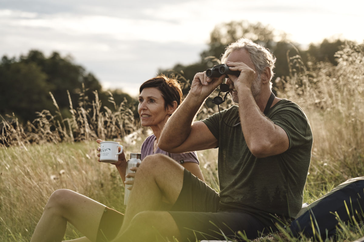 CL Pocket 2021 people in grass ID 1530907