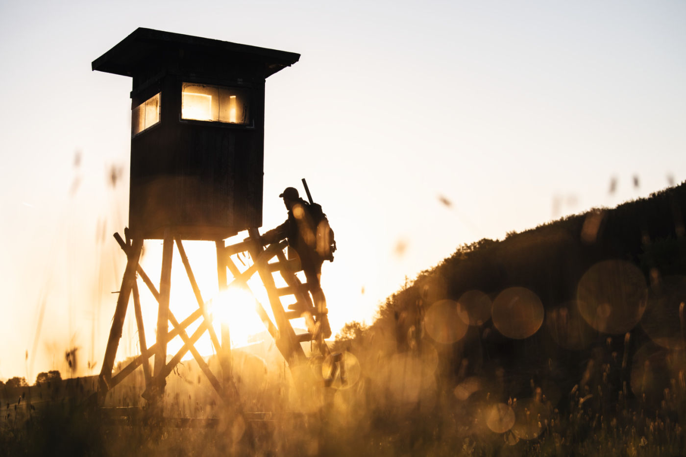 closer2hunting Nature’s call – and Patrick’s response Patrick Hundorf climbing on a perch with the SWAROVSKI OPTIK Z8i