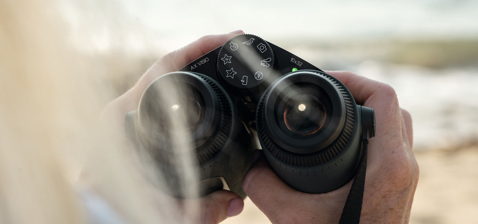 Jumelles Swarovski AX VISIO 10x32 · image officielle dans son environnement