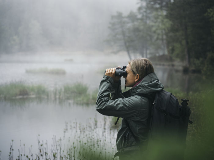 NL Pure woman in hand with lake in the background