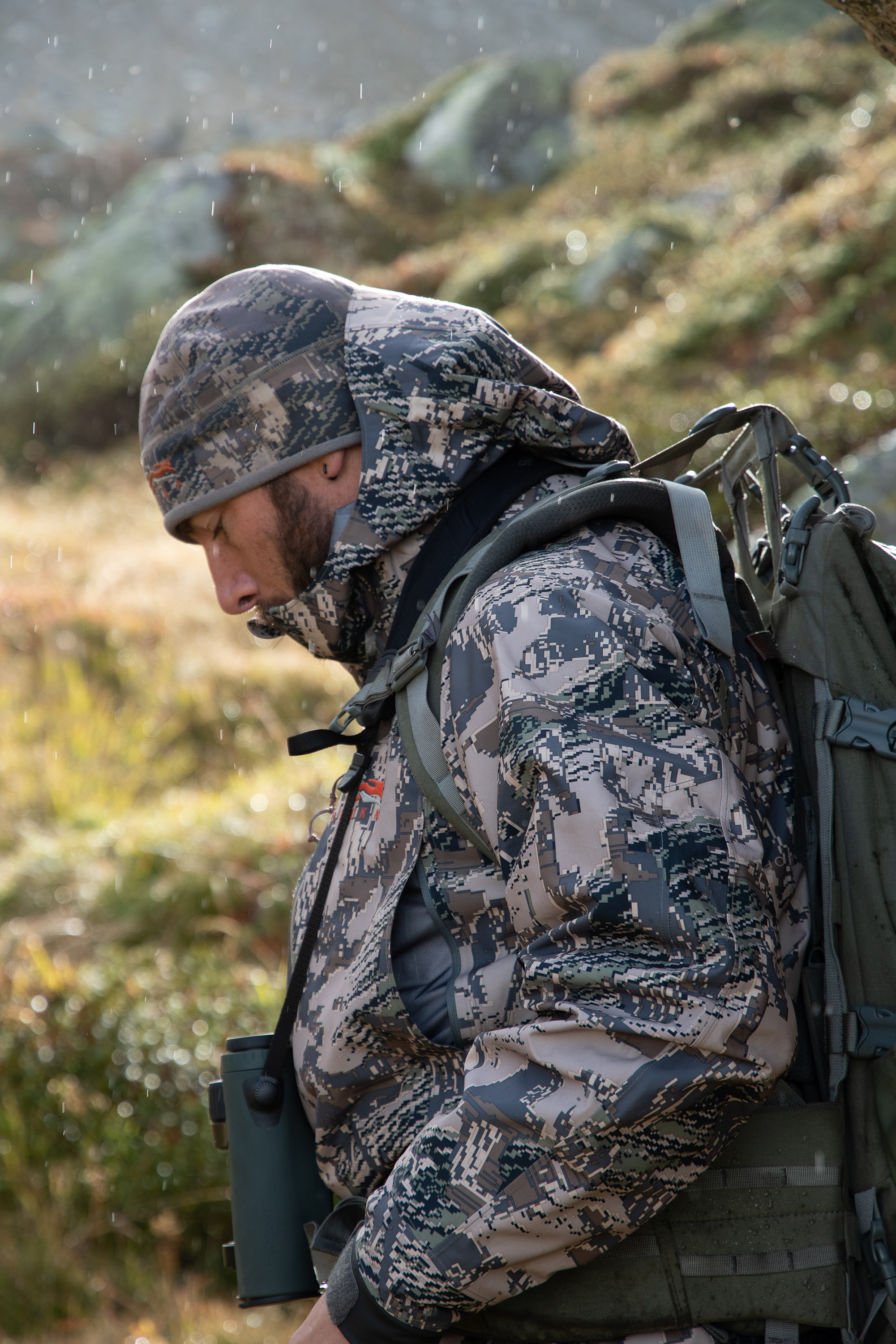 Hunting chamois with the SWAROVSKI OPTIK EL Range TA in the Swiss Alps, hunter from the side walking 