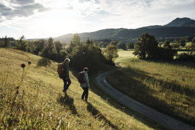 CL Pocket 2021 people walking hill ID 1530930