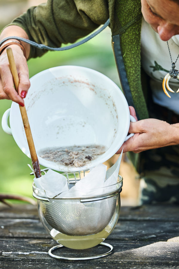 Hunting can heal Barbara Hoflacher, carefully pour off the oil, ensuring that it does not come into contact with any water as this would spoil it.