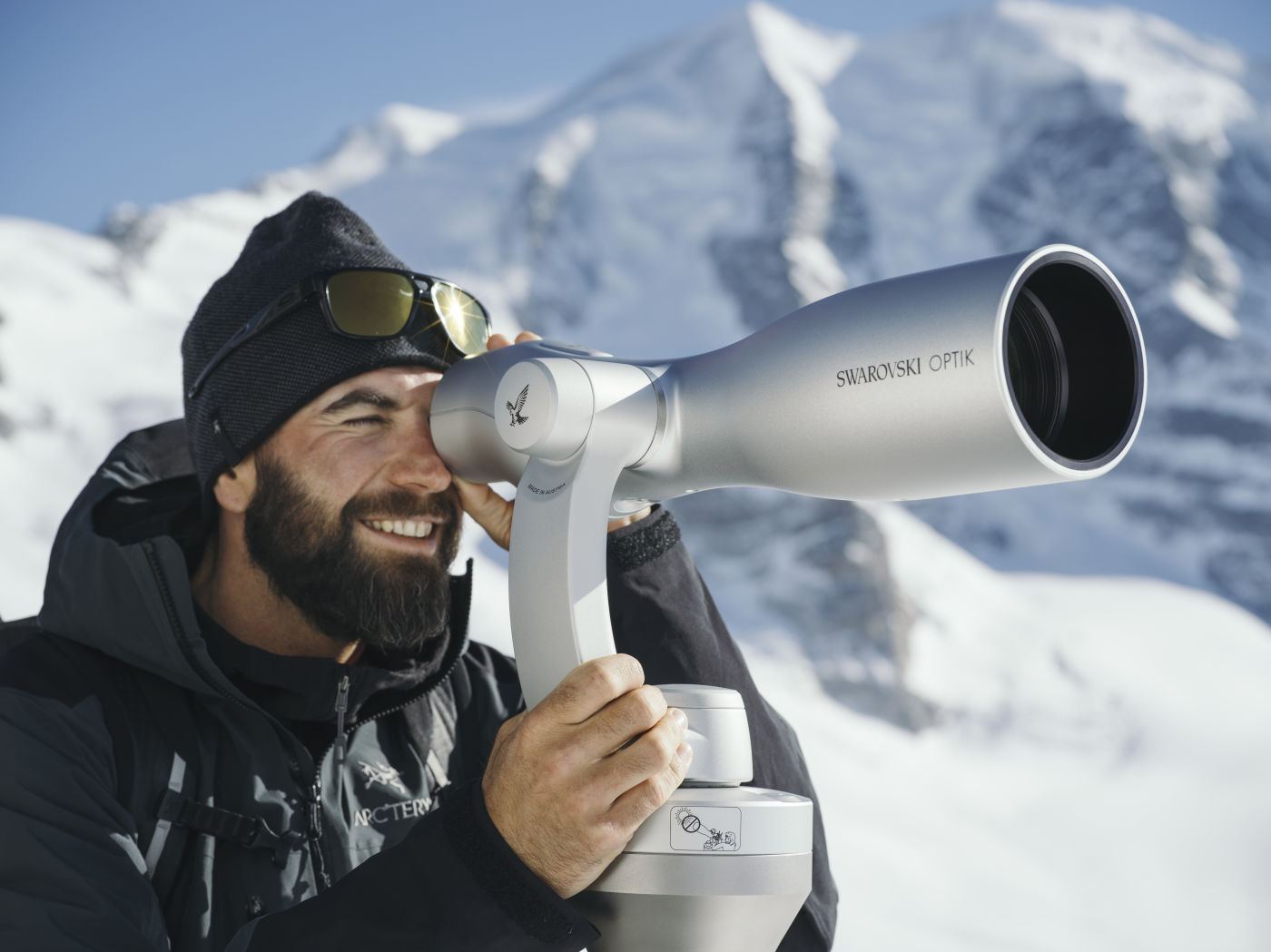 ST Vista spotting scope at Diavolezza in Switzerland, man looking through the spotting scope, ID 1279193
