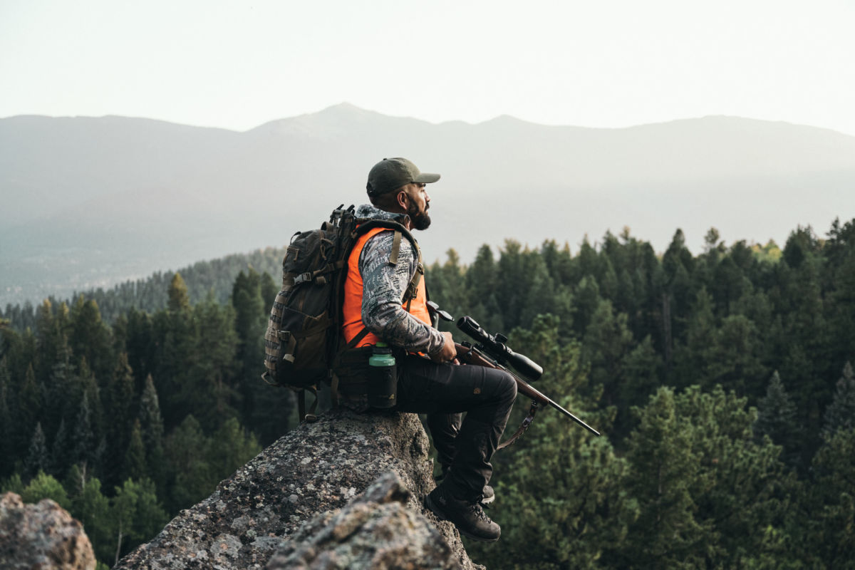 Hunting Colorado - man sitting on rocks at the mounatin top with the dS Gen II + NL Pure 32 DSC3681 ID 1664788