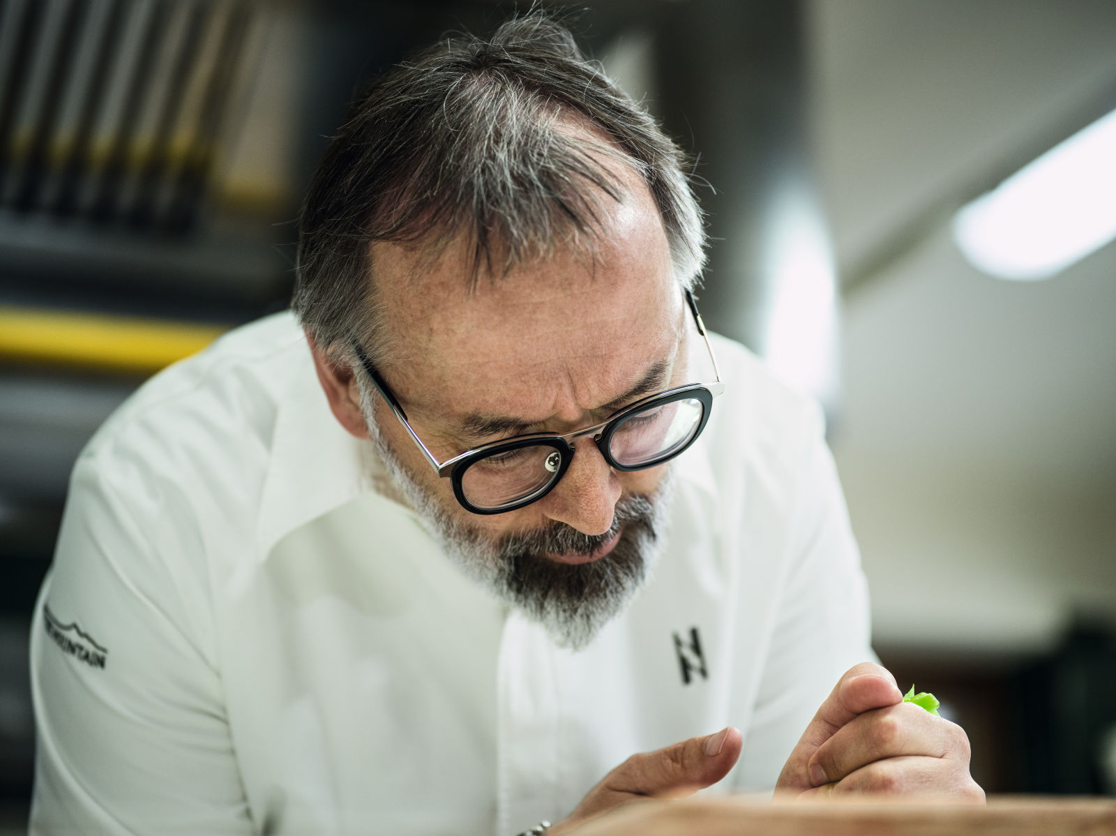 Swarovski Optik NORBERT NIEDERKOFLER AP­PRE­CIA­TING THE GIFTS OF NA­TU­RE working on preparing meal. From the wild to the table