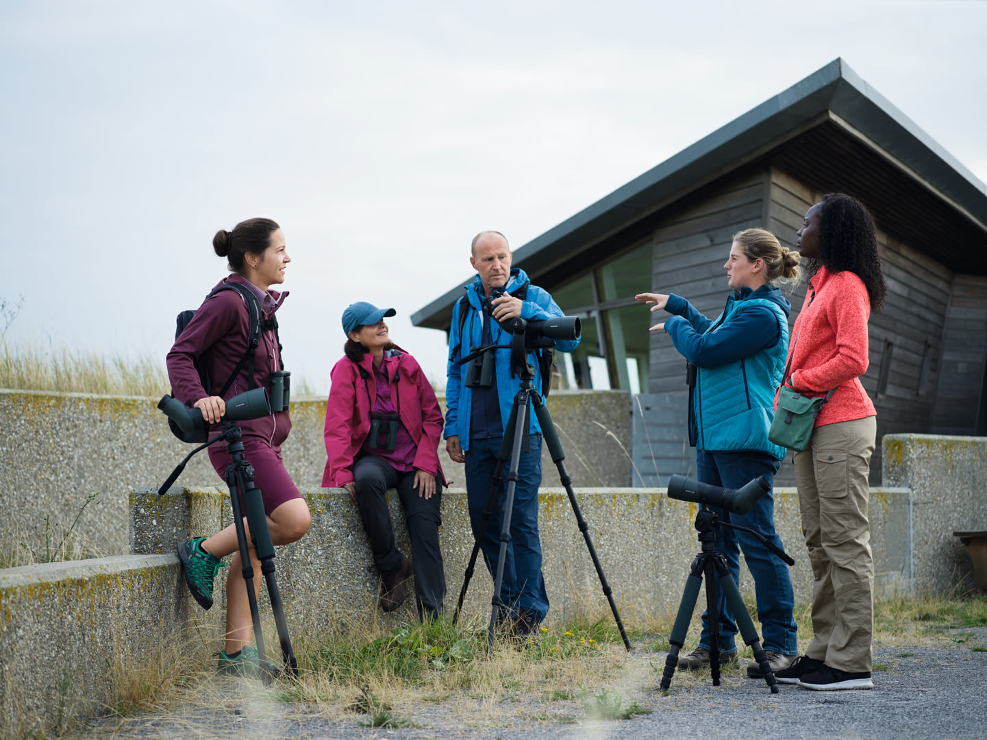 Birders at the lake with different SWAROVSKI OPTIK spotting scopes