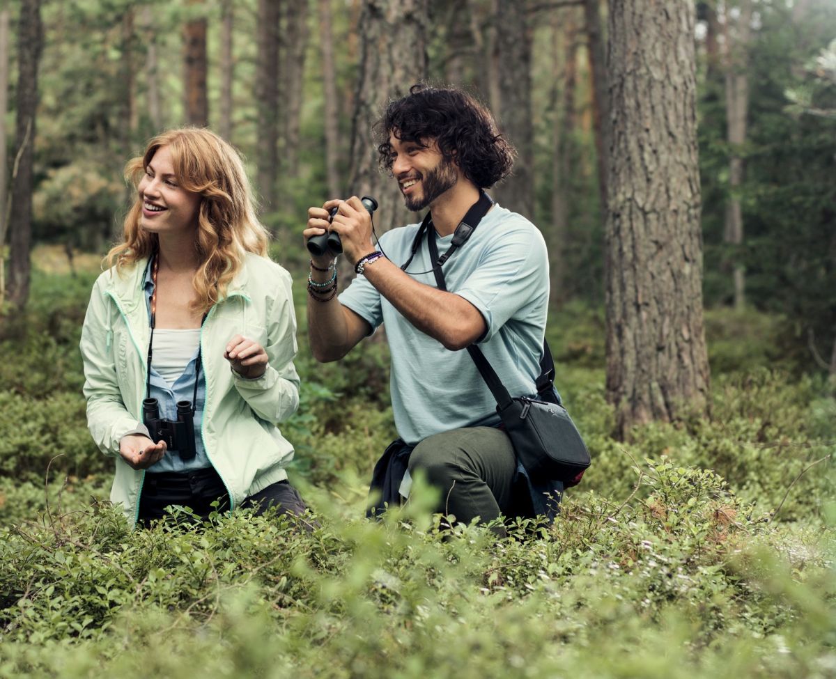CL Companion 2017 couple in forest with binoculars ID 1040408 ZUGESCHNITTEN