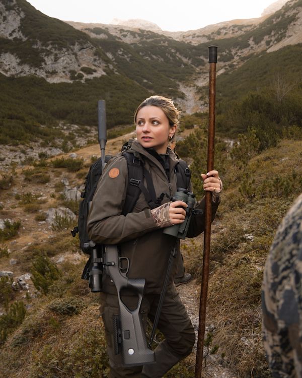 Johanna Clermonat - Bergjagd, Gams (EN) // H - IMAGE