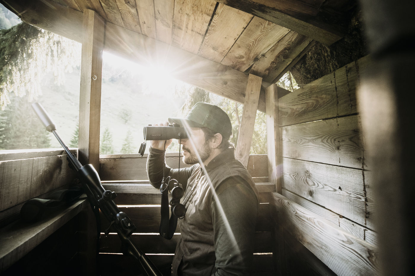 Leading a life as close to nature as possible – hunter and chef Markus Sämmer - Excellent equipment for responsible hunting SWAROVSKI OPTIK EL 10x42 and Z8i 2.3-18 x 56 (c)www.studio-steve.de 