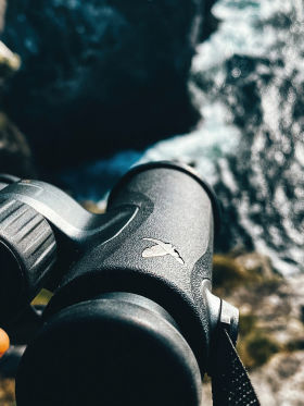 Nature Explorers: Jan Bjorge at Runde bird mountain with the SWAROVSKI OPTIK CL Companion binoculars