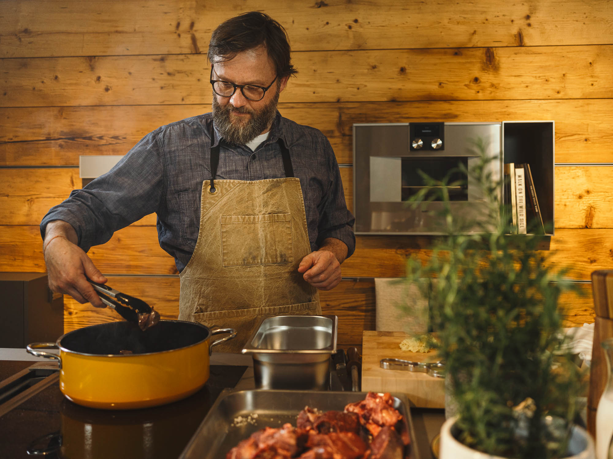 The ingenuity of a hunter and chef - Nikolaj Juel Recipe: Jamaican Chamois Curry - pot, cooking