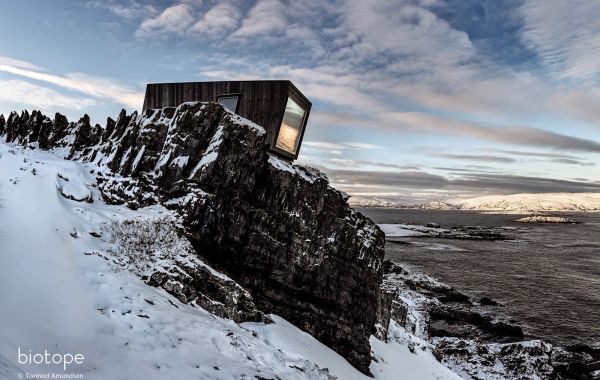 Hide and See Kongsfjord bird hide wind shelter - sign Tormod Amundsen