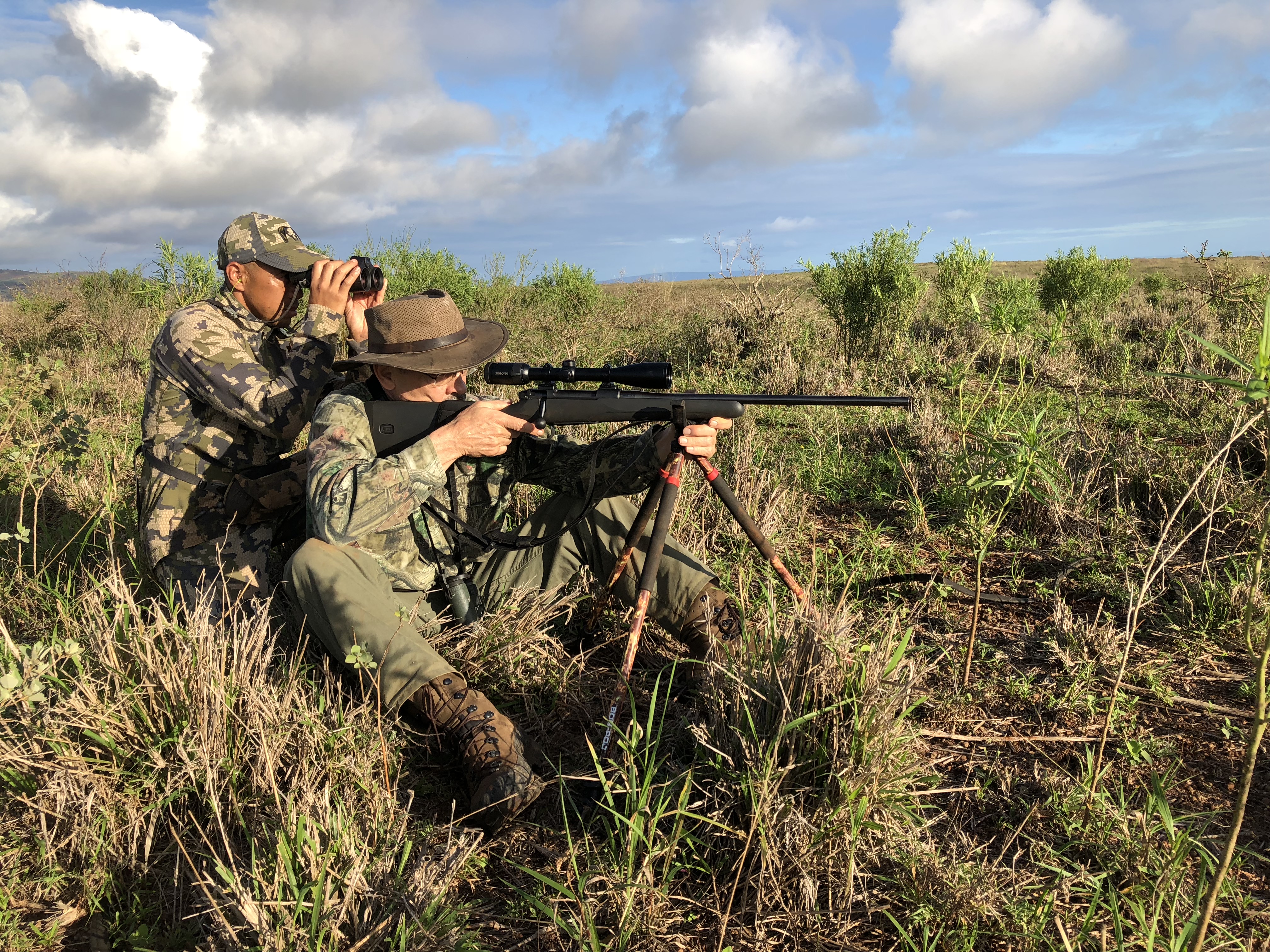!!!IMG 2520 - hunters with rifle scope and binoculars - Lanai Axis - A hunting adventure H/ 