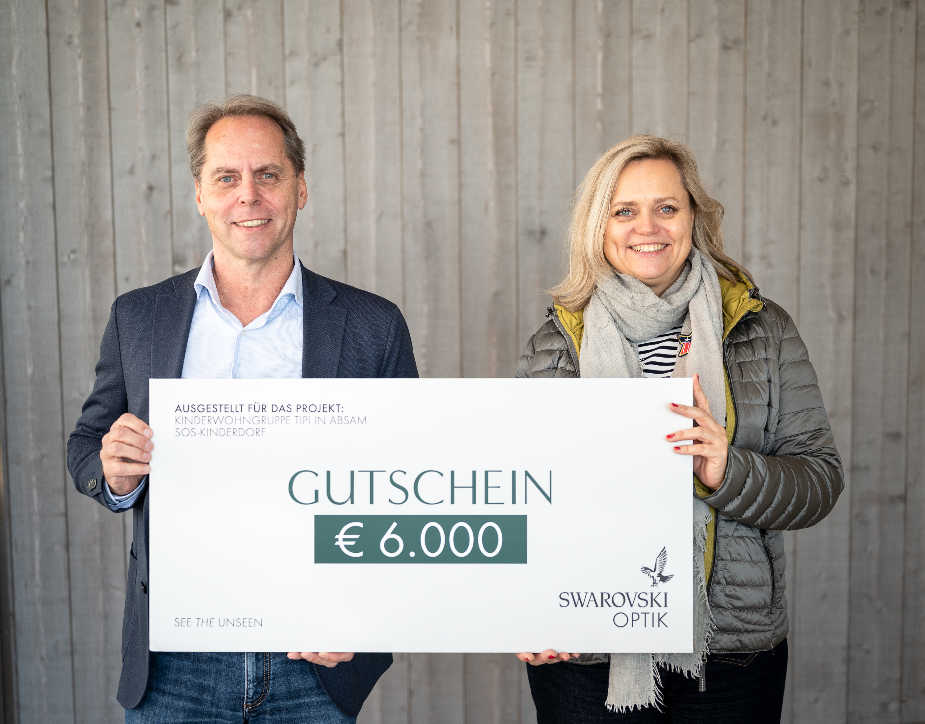 Beim Mitarbeiterflohmarkt von SWAROVSKI OPTIK wurde ein Gesamterlös von 6.000,- EUR erzielt. Dieser kommt dem SOS-Kinderdorf und seinem Projekt TIPI in Absam zugute. 