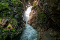 mauritius images IB7161371 Gebirgsbach mit Wasserfall