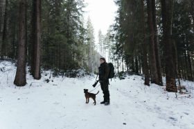 Renate Fahrni and her dogin the forest during a hunt - SWAROVSKI OPTIK CLOSER Magazine