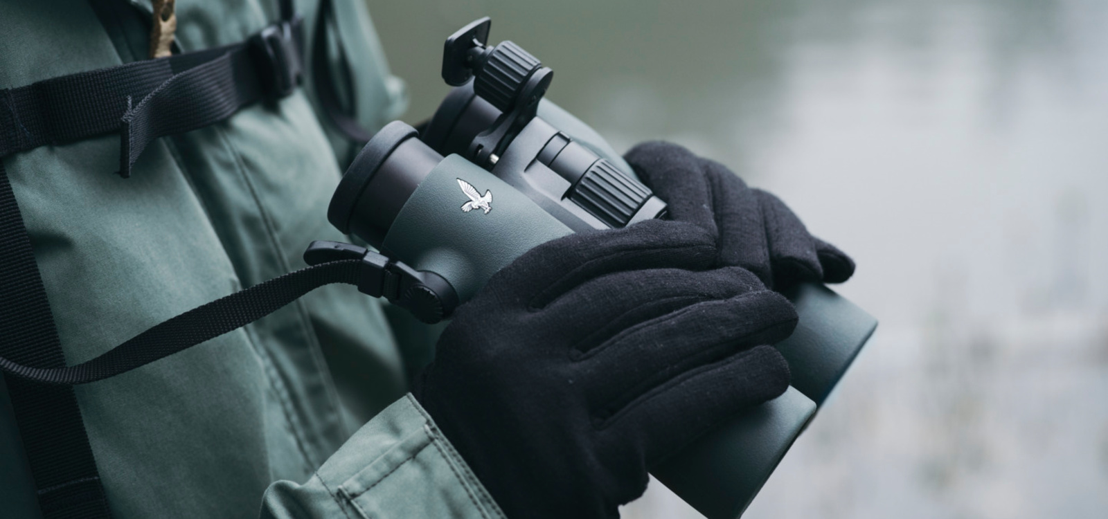 Binocular Swarovski NL PURE verde · imagen oficial en su entorno
