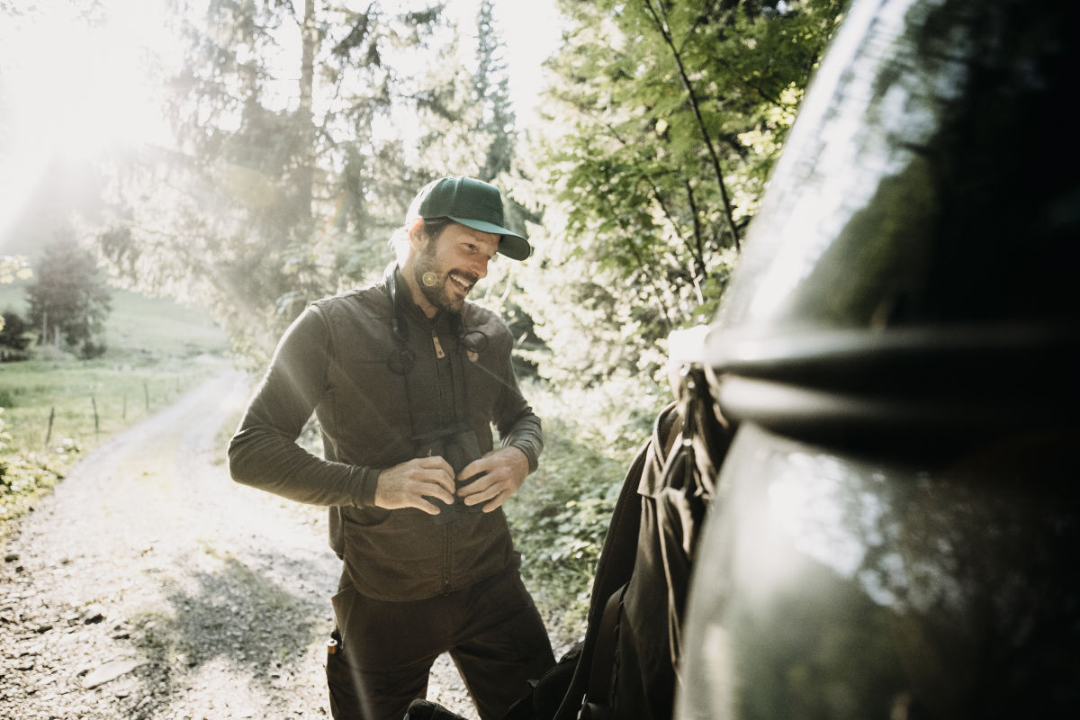 Leading a life as close to nature as possible – hunter and chef Markus Sämmer with EL 10x42 (c)www.studio-steve.de