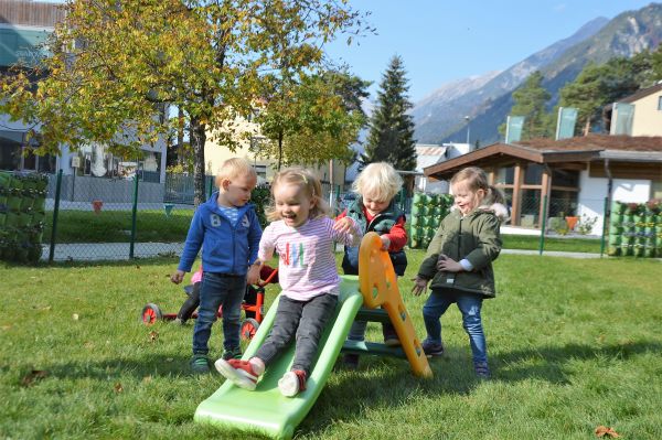 Wichtelwald: Die Welt mit allen Sinnen entdecken - Kindergarten - spielen Garten Kind beim Rutschen 
