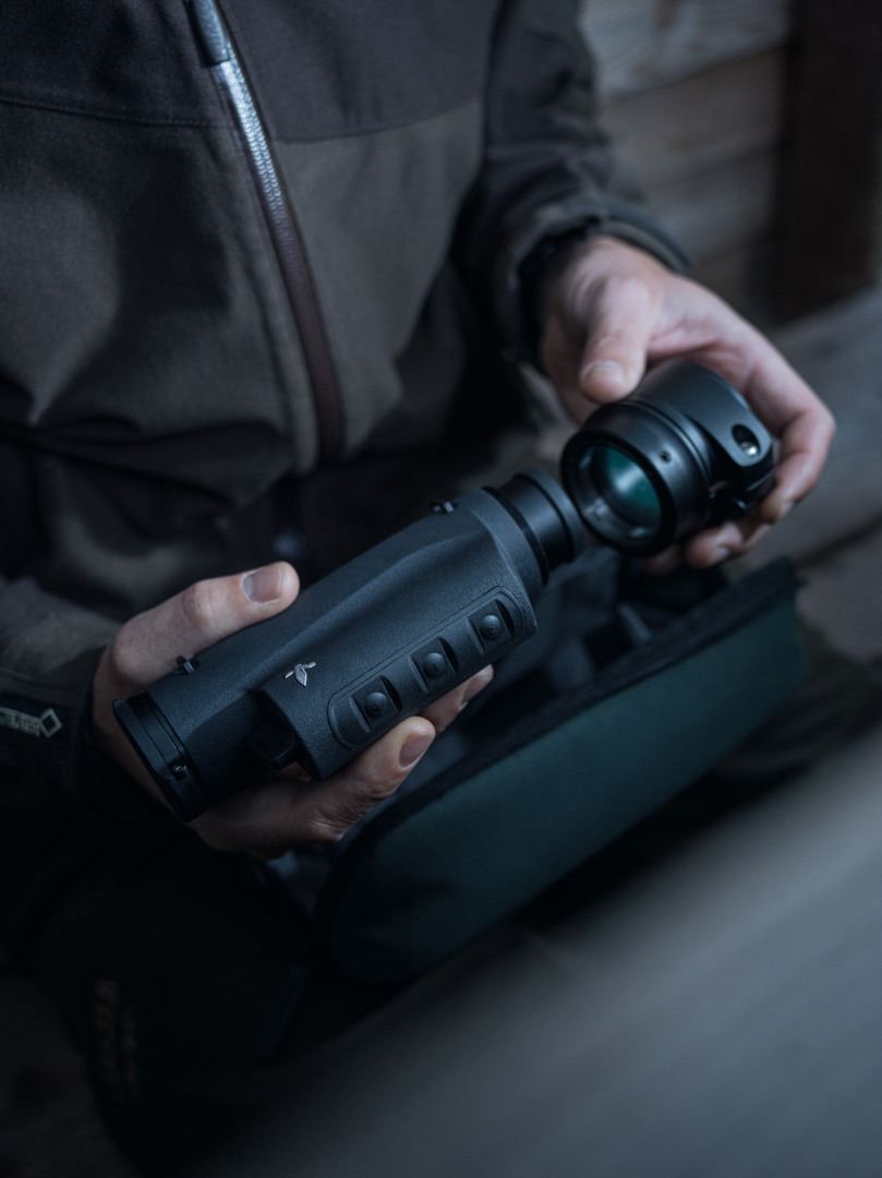 Adaptador Swarovski tMA-50 dS para monocular térmico en uso