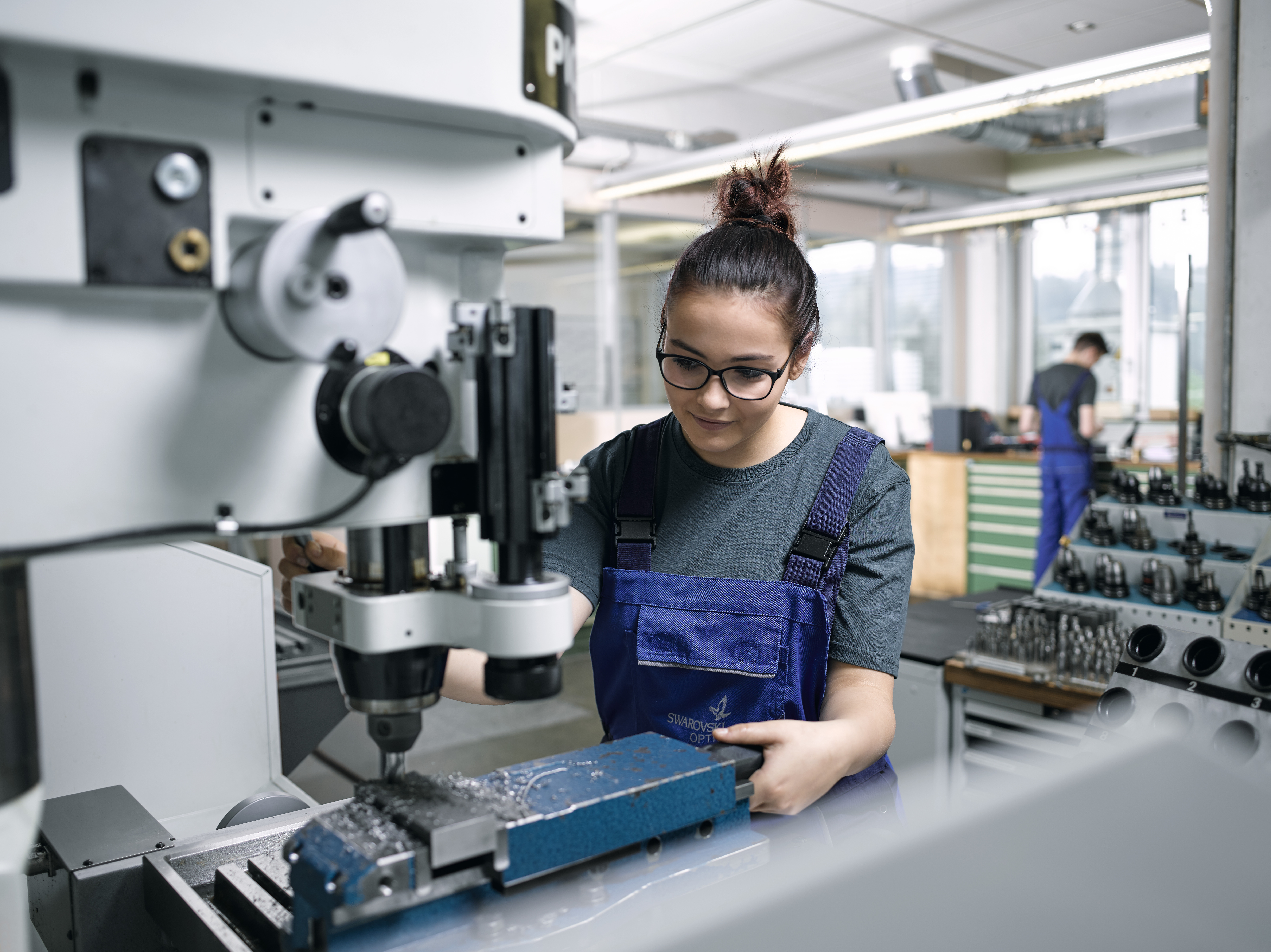 SWAROVSKI OPTIK has been training apprentices in our own training workshops in Absam, Tyrol since the company was founded in 1949 in the fields of cutting technology, precision optics and, starting in 2019, automation and process control technology. 