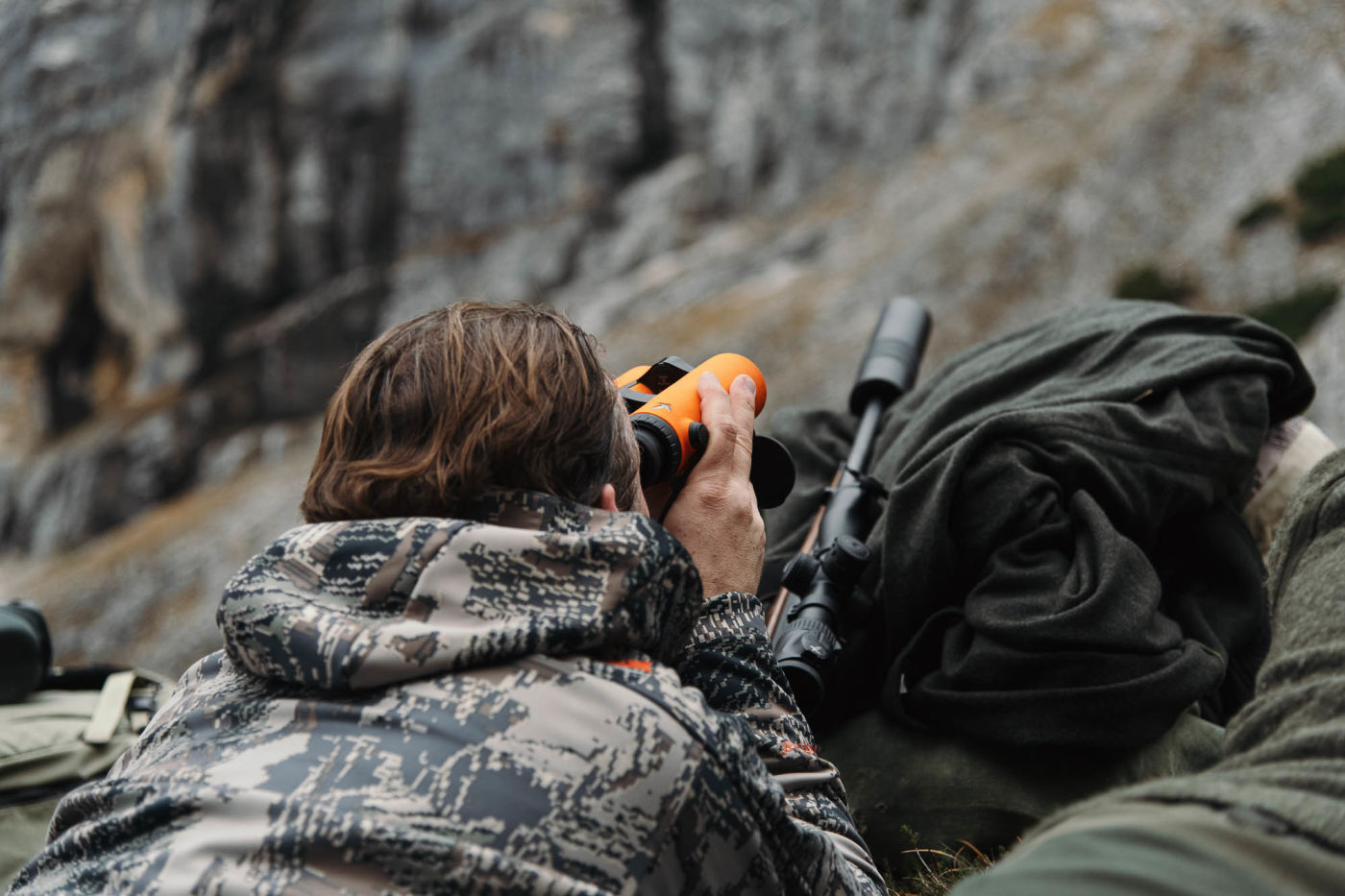 On the hunt for chamois - Dive into our adventure of hunting chamois in the Hinterautal valley this autumn. With the SWAROVSKI OPTIK EL O-Range, we measure the distance to set the ballistic turret of the SWAROVSKI OPTIK Z8i rifle scope correctly.