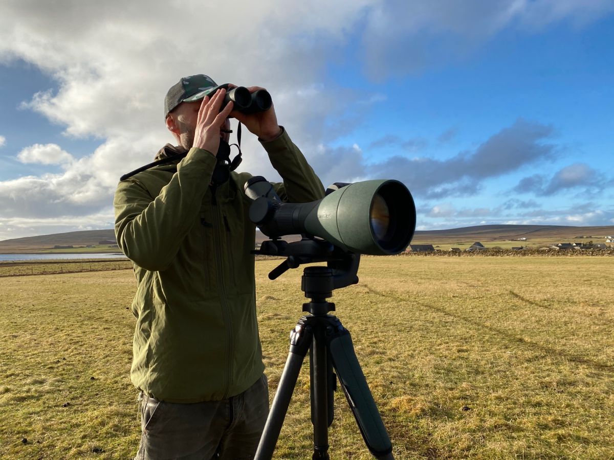 Brydon Thomason when autumn birding with the SWAROVSKI OPTIK 115-mm objective module and the NL Pure 42 binoculars