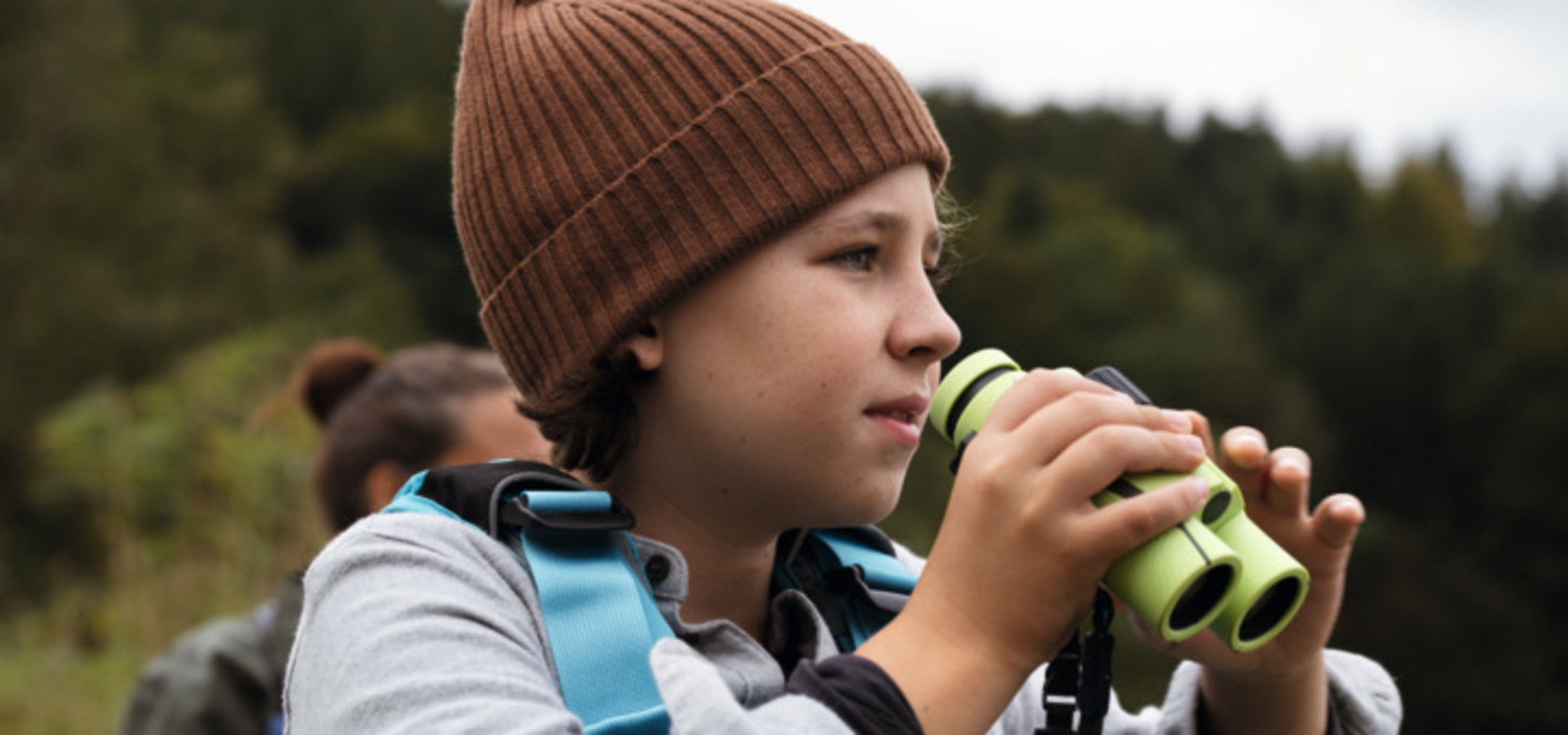 Binoculares Swarovski Optik My Junior 7x28 · imagen oficial en su entorno