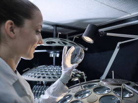 Quality control of spotting scope lenses in the production of SWAROVSKI OPTIK in Absam, Tyrol