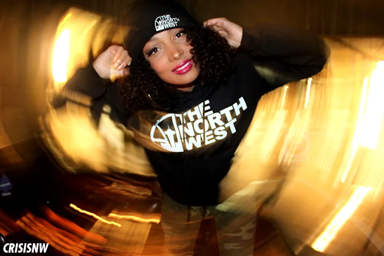 neko-jamilla-the-north-west-hoodie-light-painting-spin