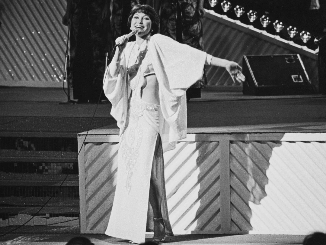 Tina Cross singing