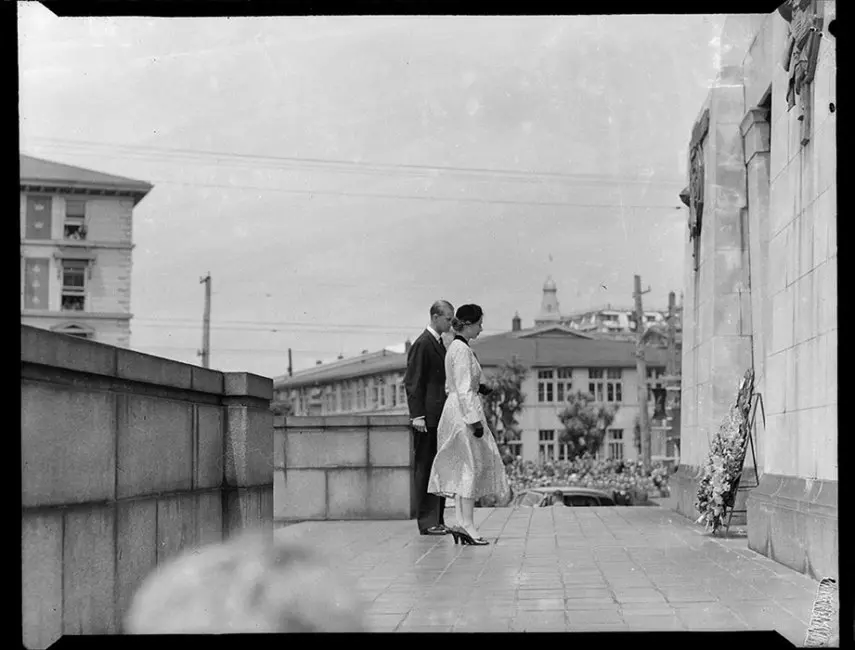 Laying a wreath at the Cenotaph in Wellington