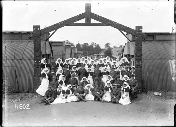 New Zealand nurses and medical officers at the New Zealand Stationary Hospital, Wisques, France. Royal New Zealand Returned and Services' Association :New Zealand official negatives, World War 1914-1918.